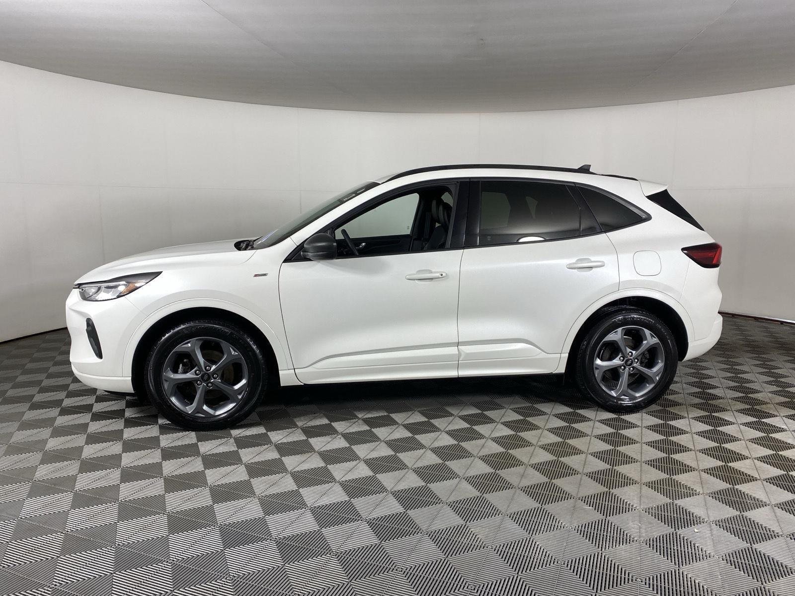 Used 2023 Star White Metallic Tri-Coat Ford ST-Line image 4