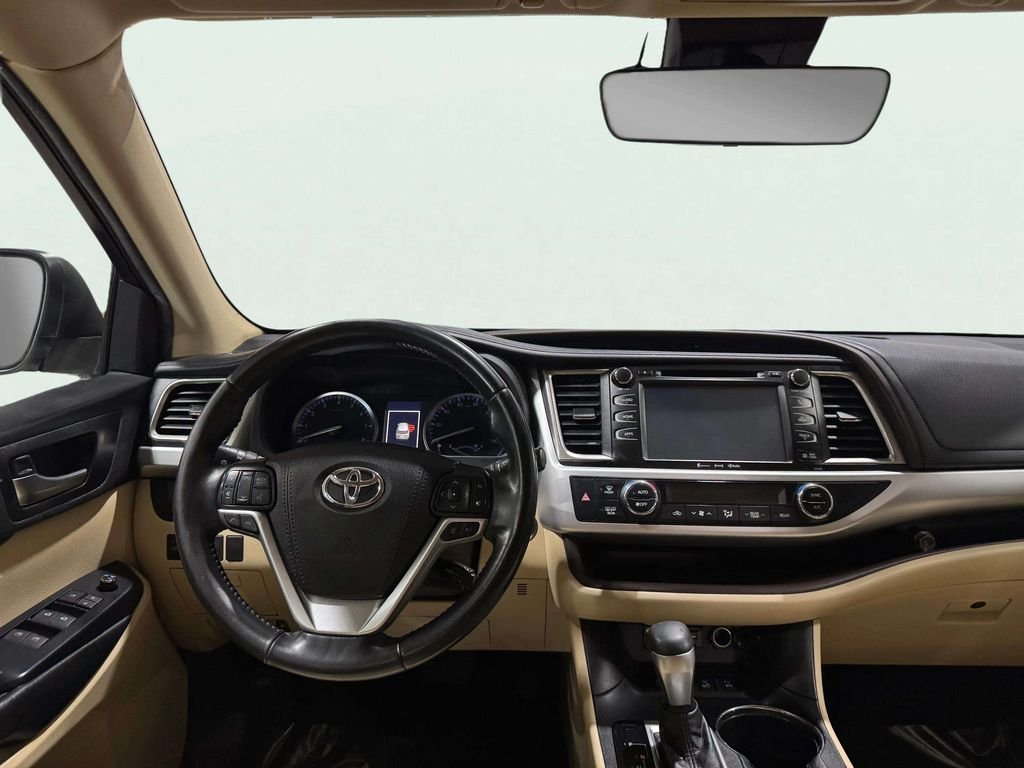 Used 2019 White Toyota XLE image 10