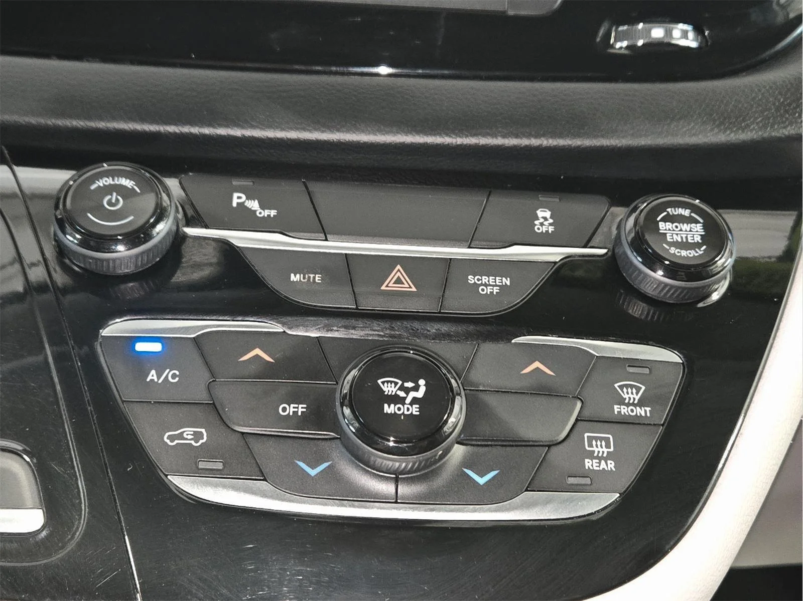 Used 2019 Granite Crystal Metallic Clearcoat Chrysler L image 21