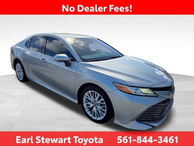Used 2018 Silver Toyota XLE image 3