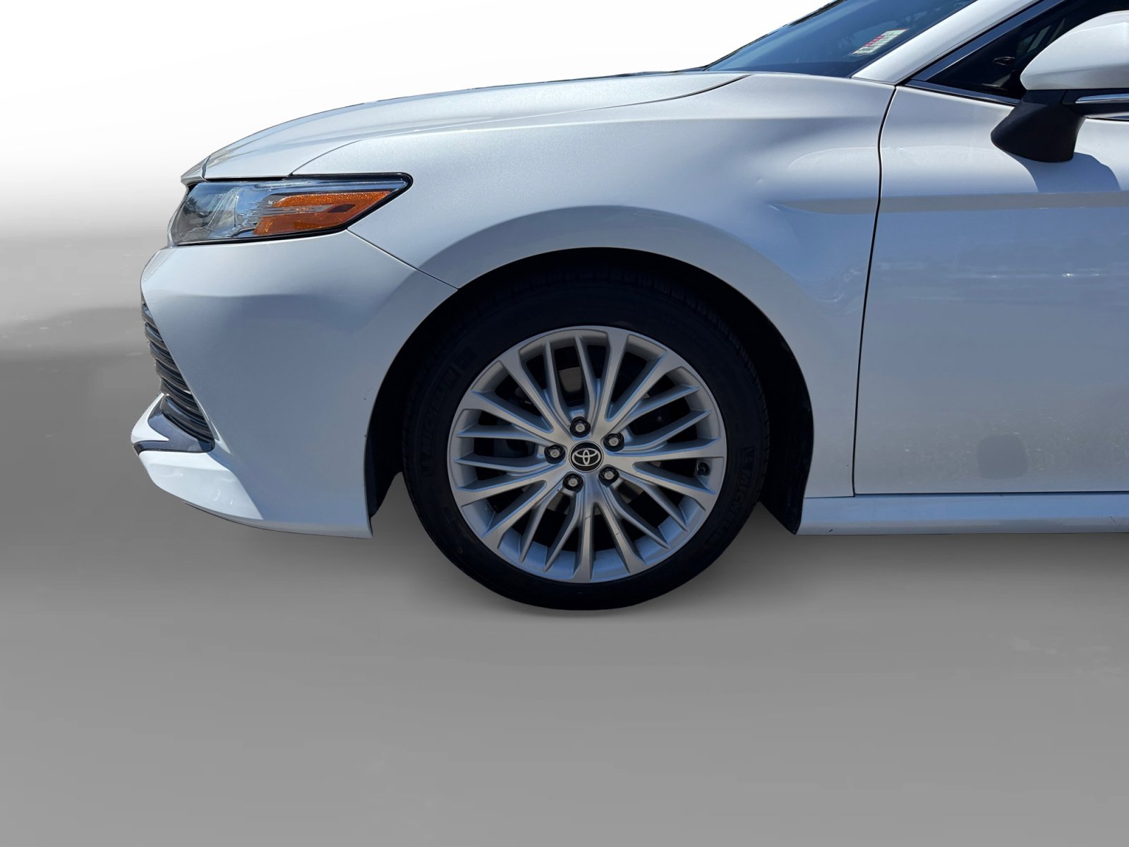 Used 2020 Pearl Toyota XLE image 9