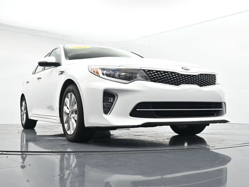 Used 2018 White Kia S image 28
