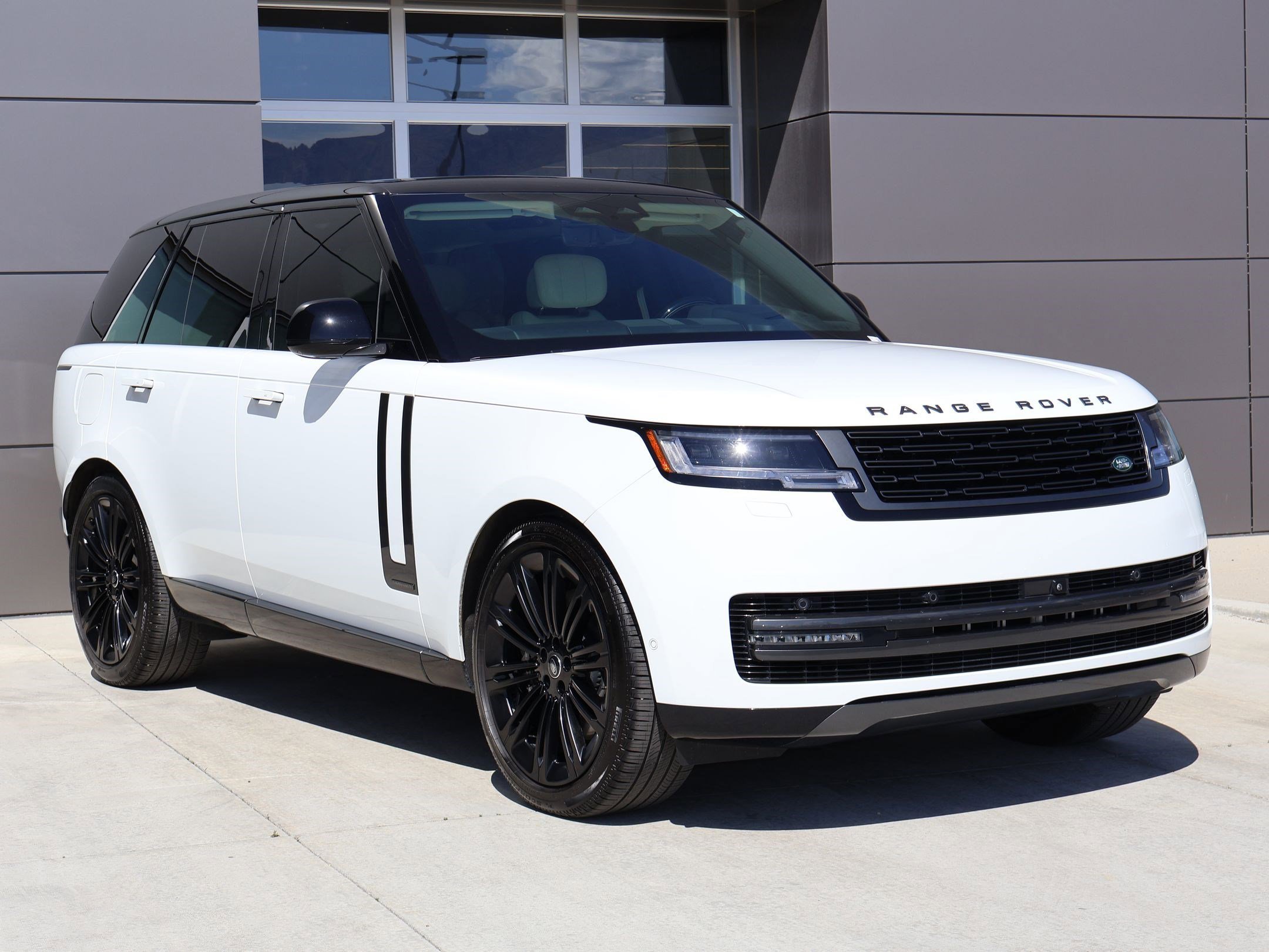 Certified Used 2025 Fuji White Land Rover Autobiography image 3
