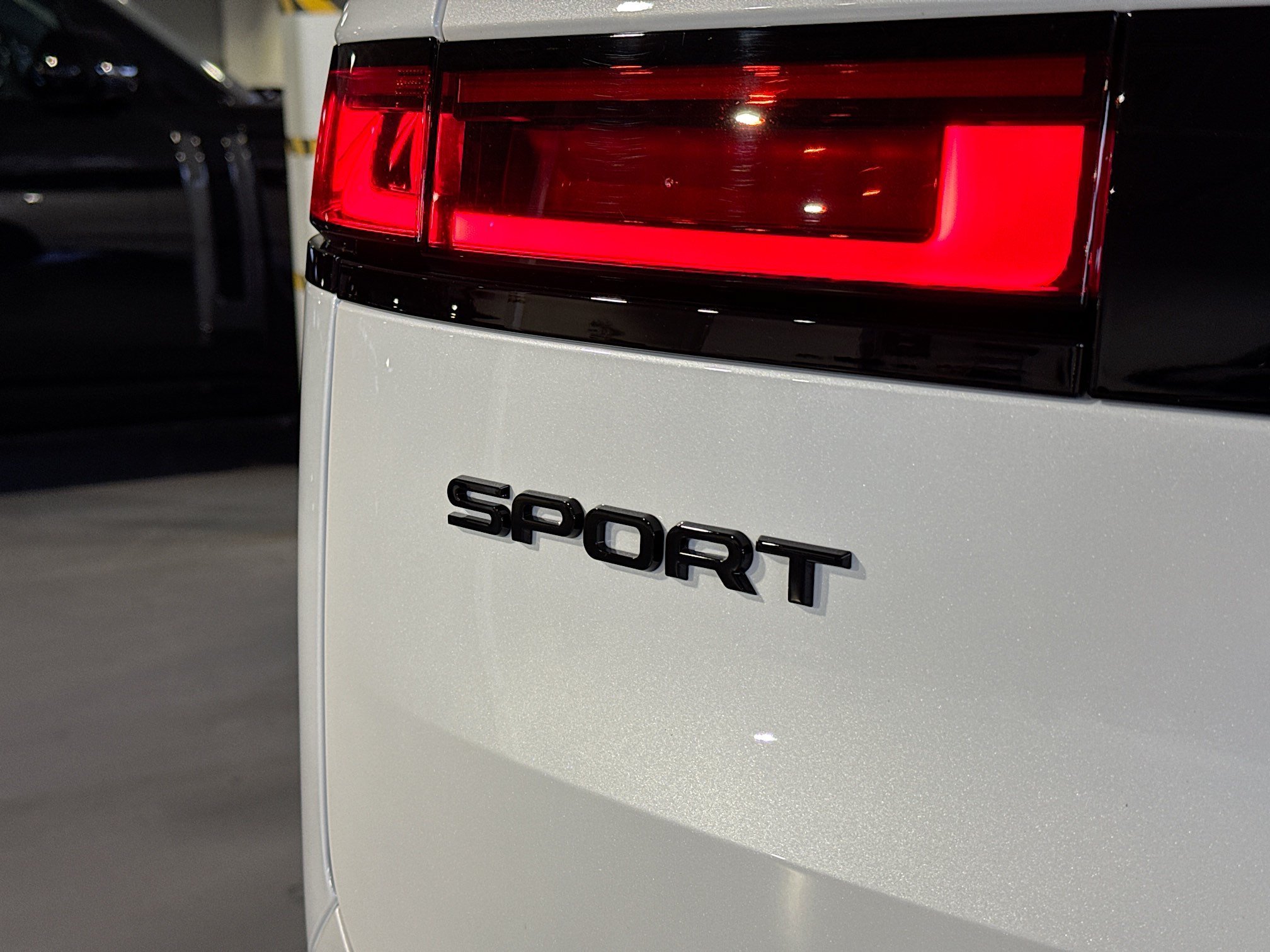 New 2026 Ostuni Pearl White LAND ROVER Dynamic SE image 11