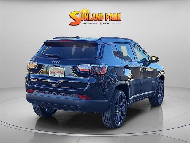 New 2026 Diamond Black Crystal Pearl-Coat Exterior Paint Jeep Latitude image 4