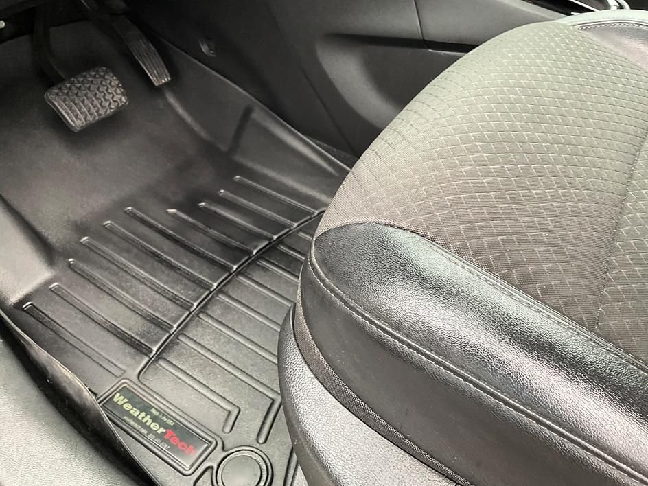 Used 2018 White Buick Preferred image 3