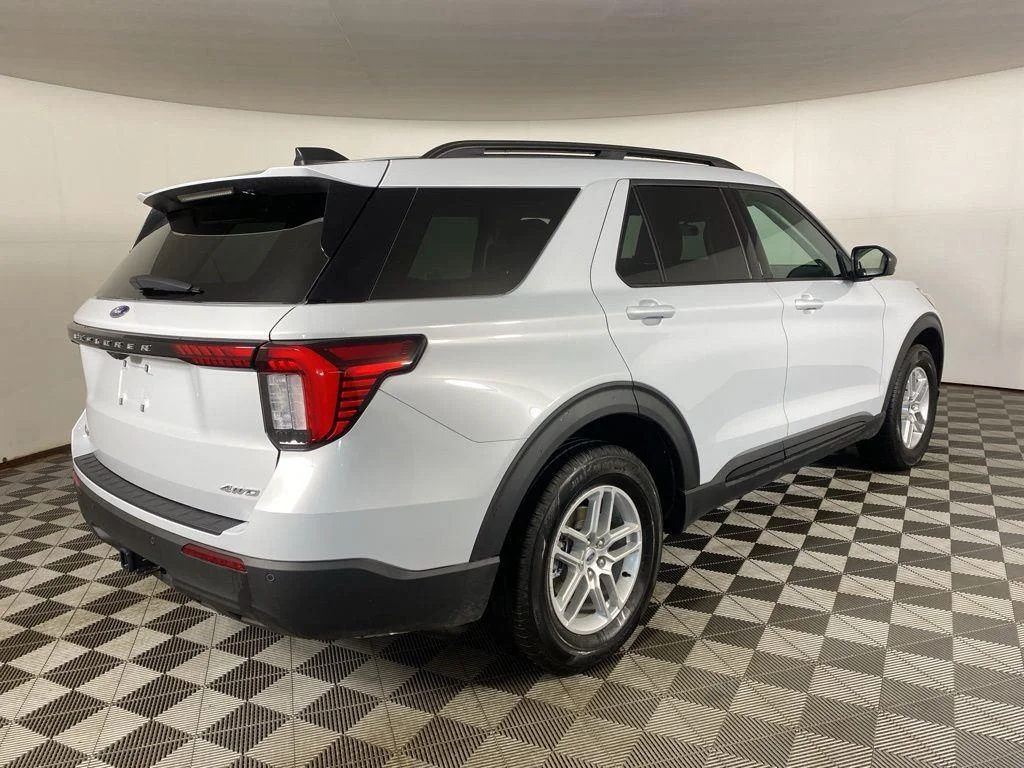 Used 2026 Star White Ford Active image 9