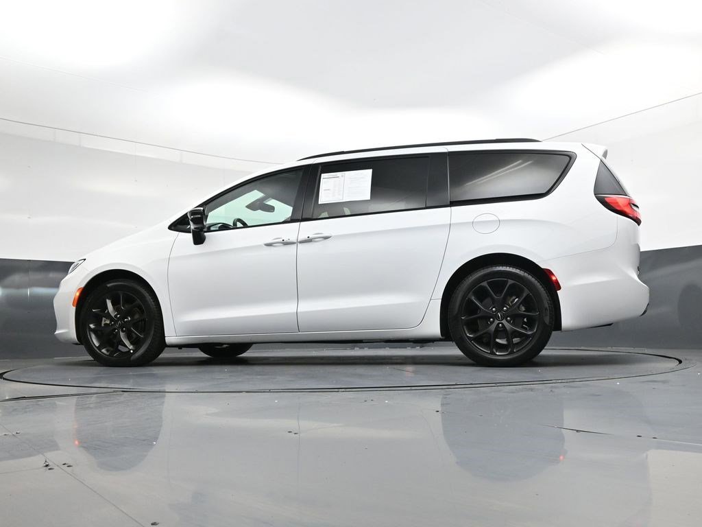 Used 2025 Bright White Clearcoat Chrysler Limited image 39