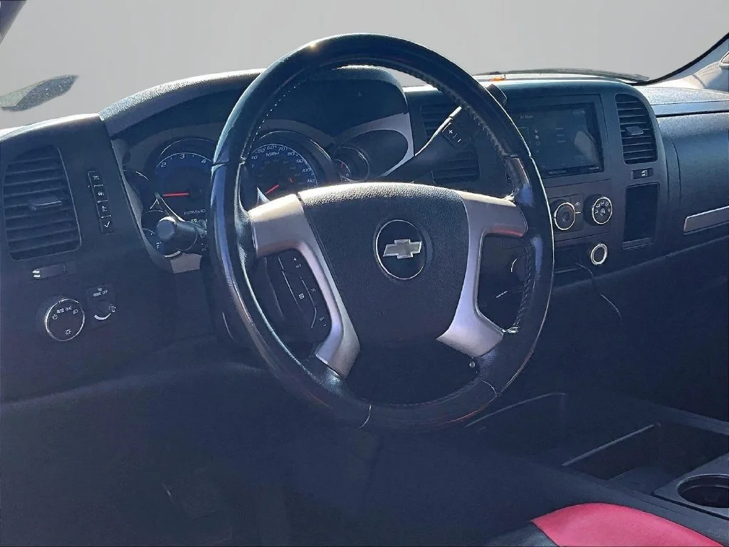 Used 2010  Chevrolet LT image 12