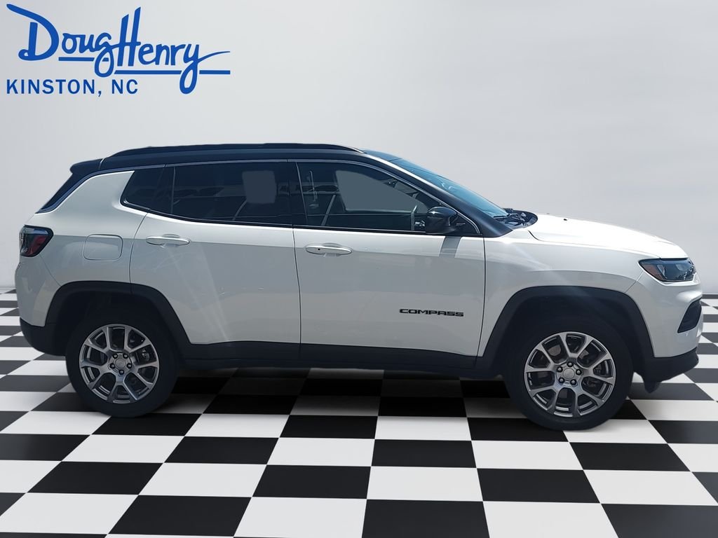 Used 2023 White Jeep Latitude Lux image 6