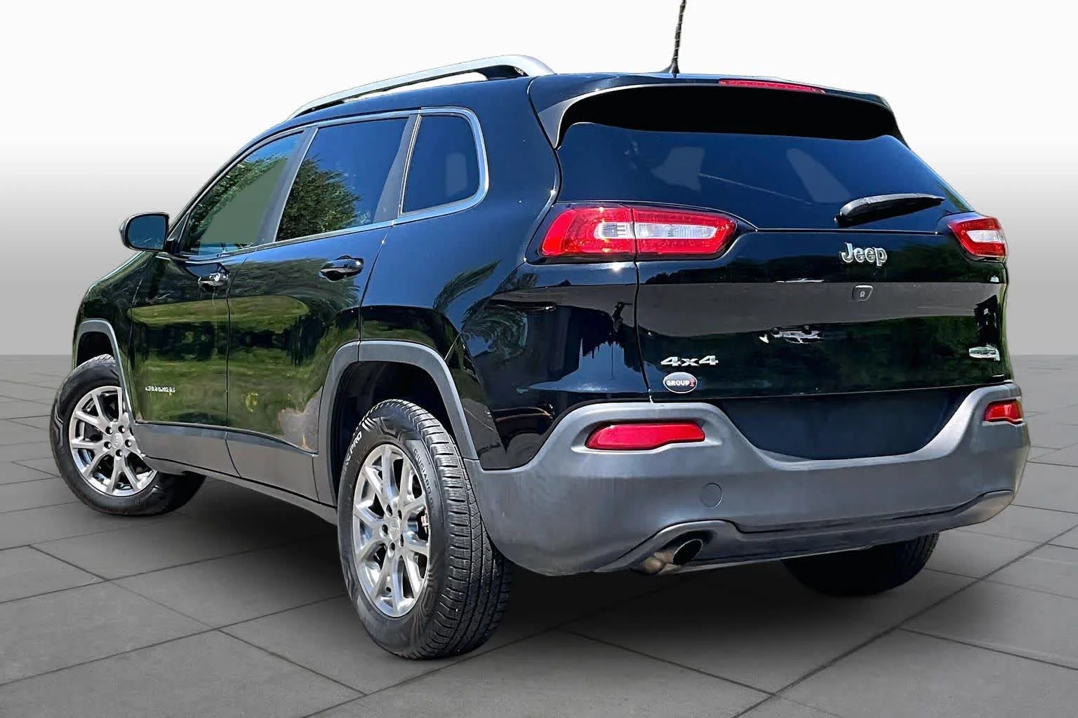Used 2018 Diamond Black Crystal Pearlcoat Jeep Latitude Plus image 12
