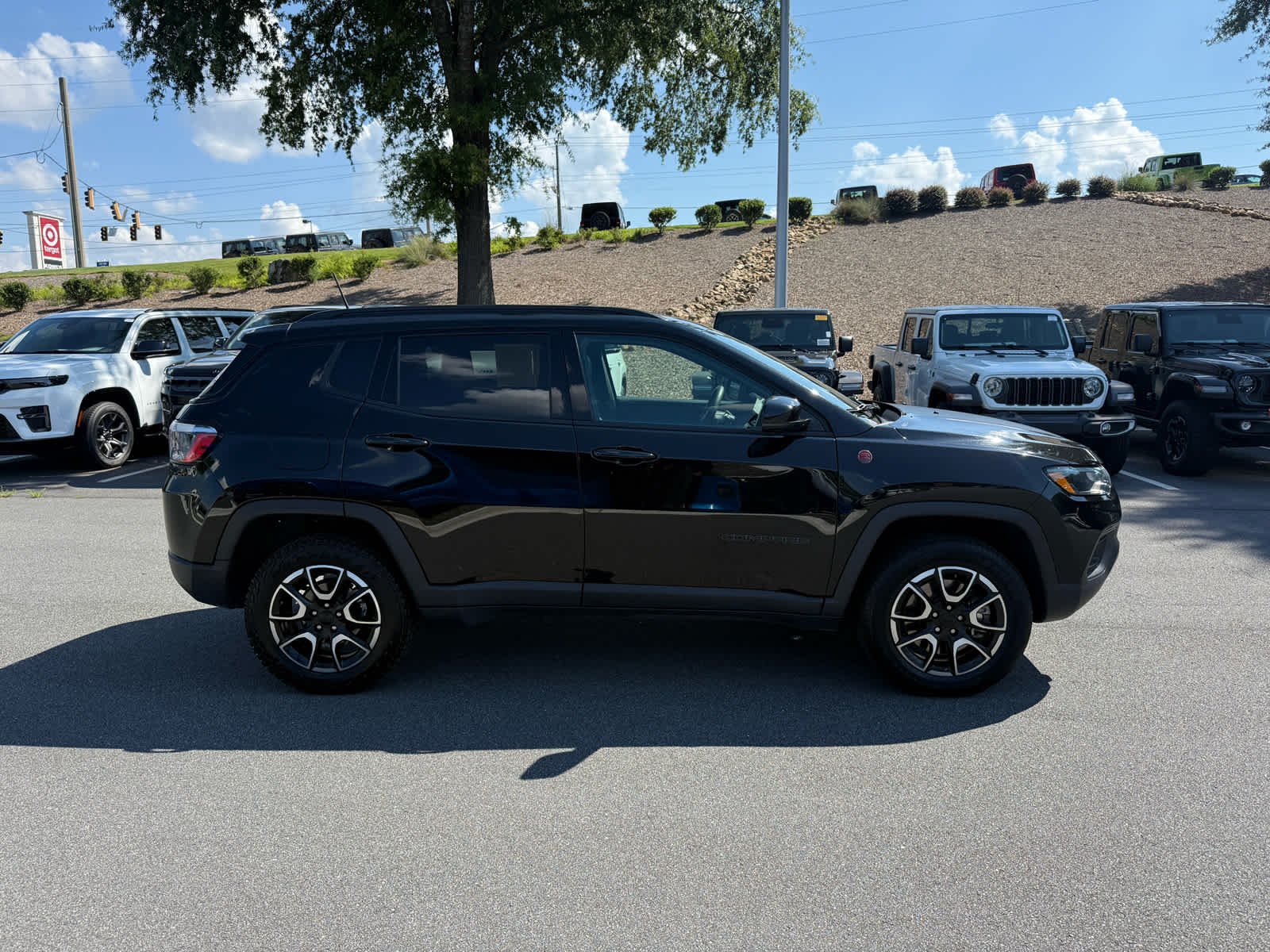 Used 2024 Diamond Black Crystal Pearlcoat Jeep Trailhawk image 6