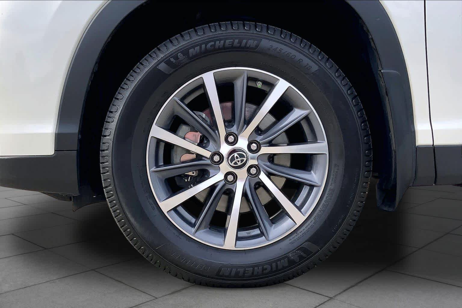 Used 2019 Blizzard Pearl Toyota XLE image 11