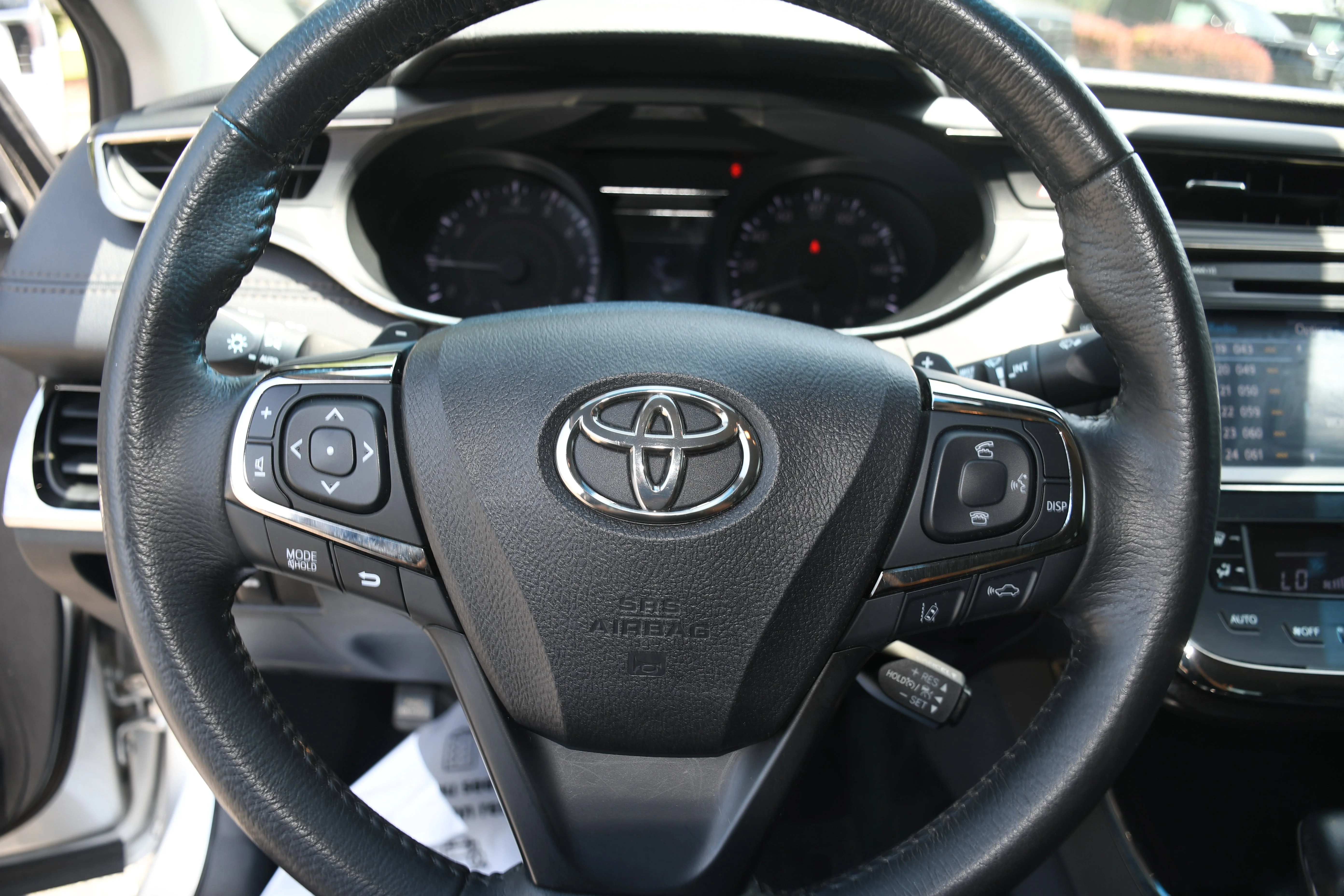 Used 2018 Silver Toyota XLE image 12