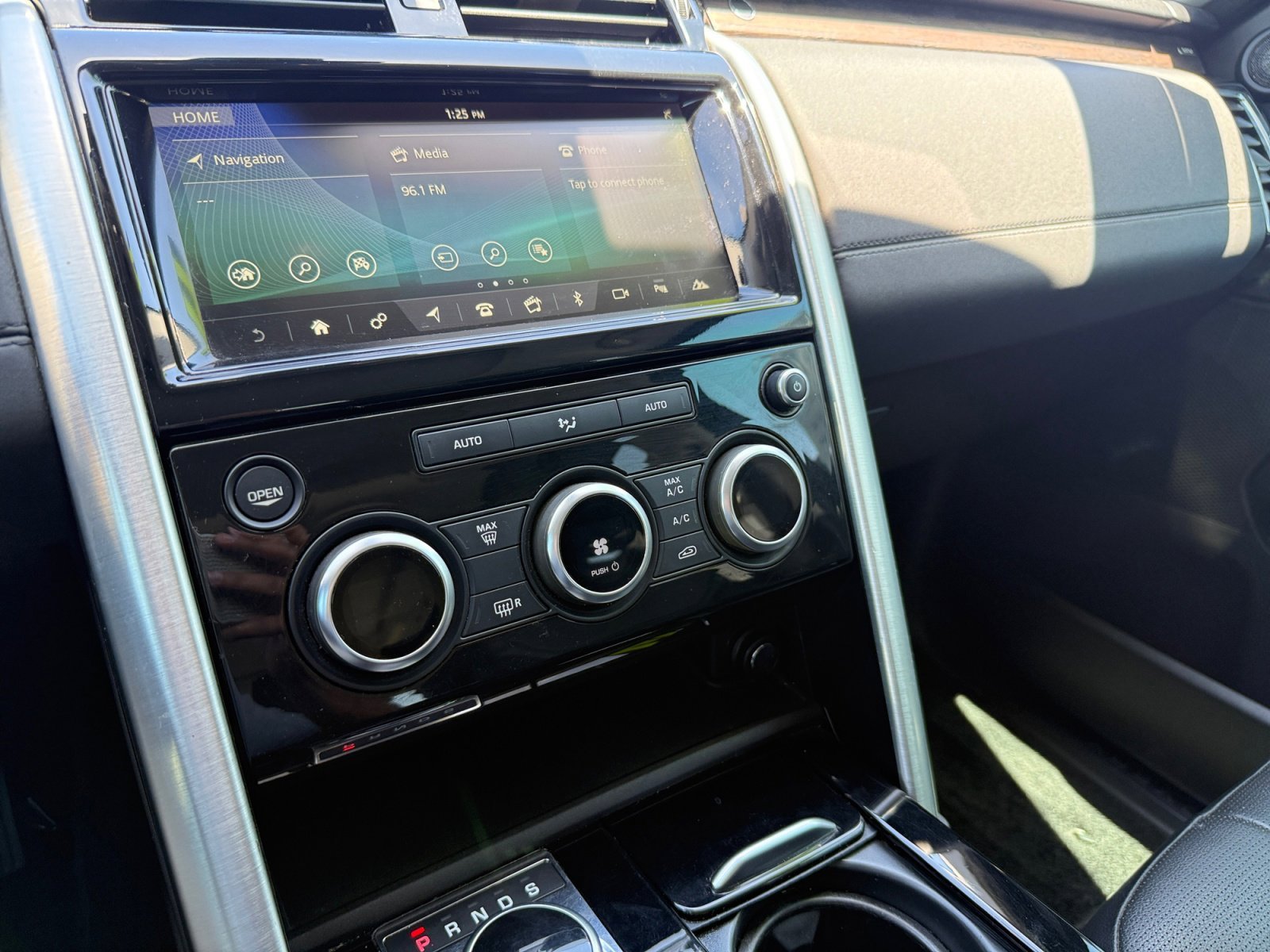 Used 2017 White Land Rover HSE image 12