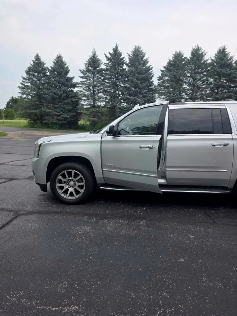 Used 2019 Silver GMC Denali image 9