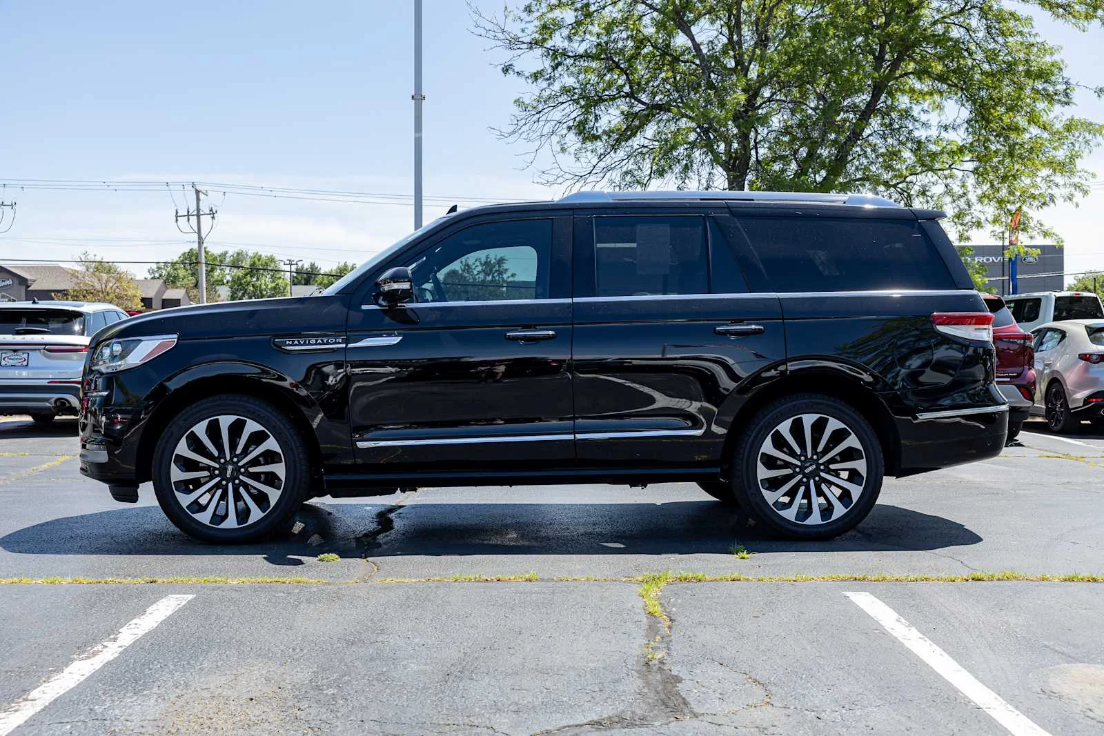 Used 2023 Infinite Black Metallic Clearcoat Lincoln Reserve image 4
