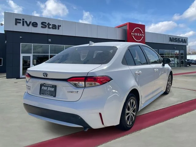 Used 2020 White Toyota LE image 6