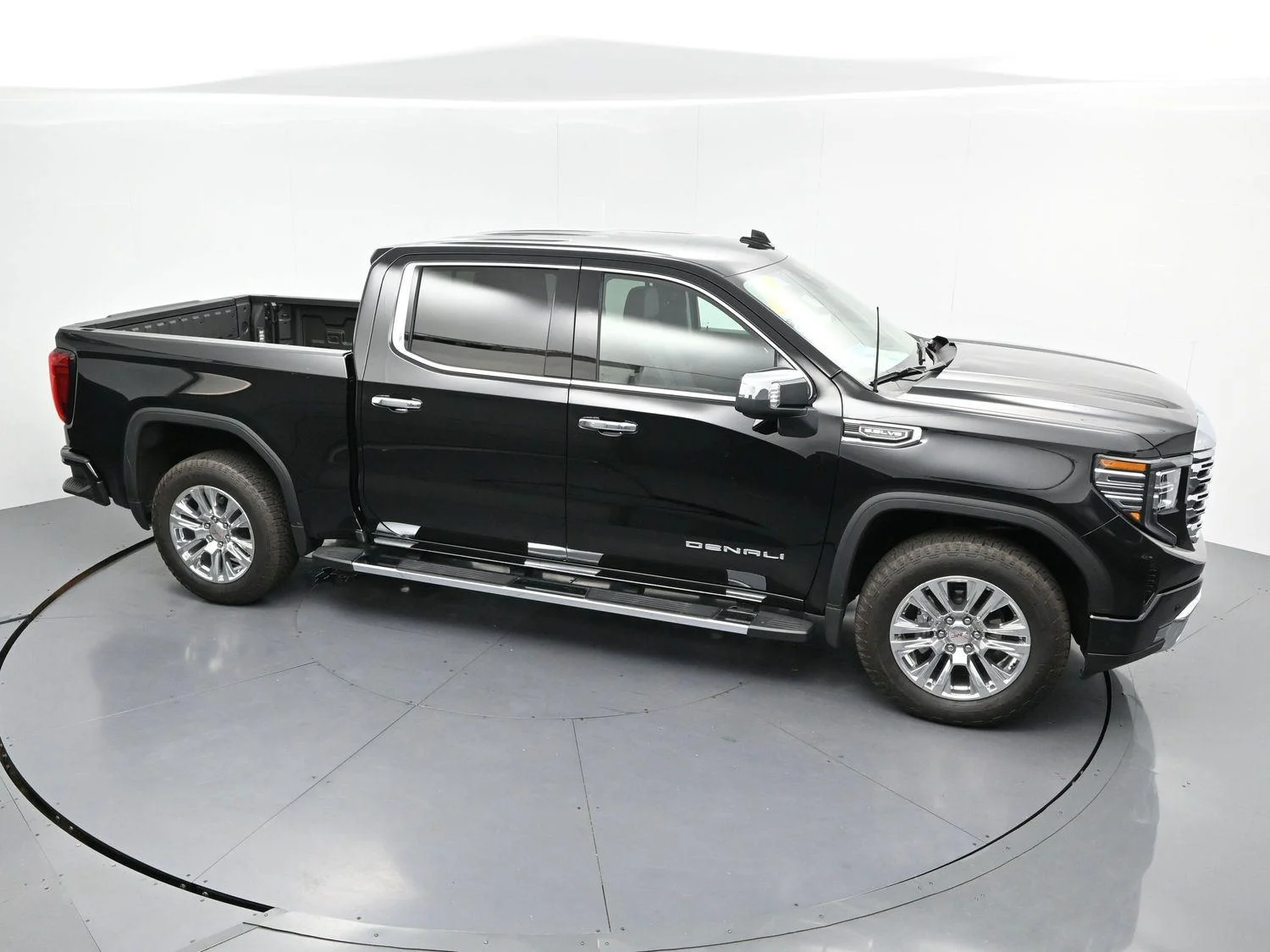 Used 2025 Onyx Black GMC Denali image 43