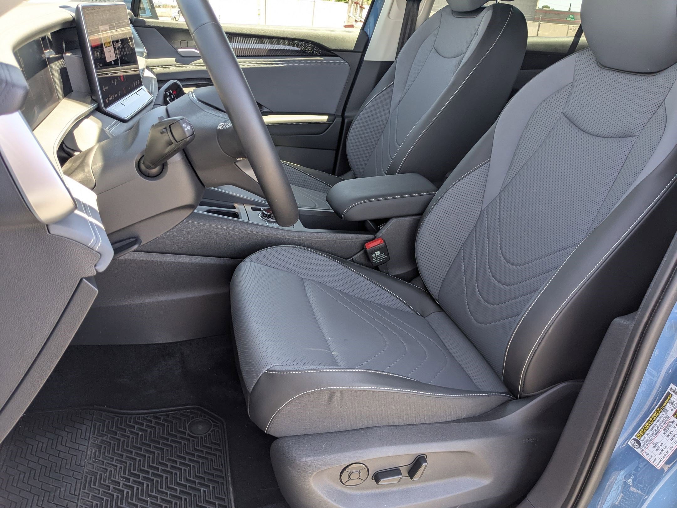 Used 2025 Monterey Blue Pearl Volkswagen SE image 26