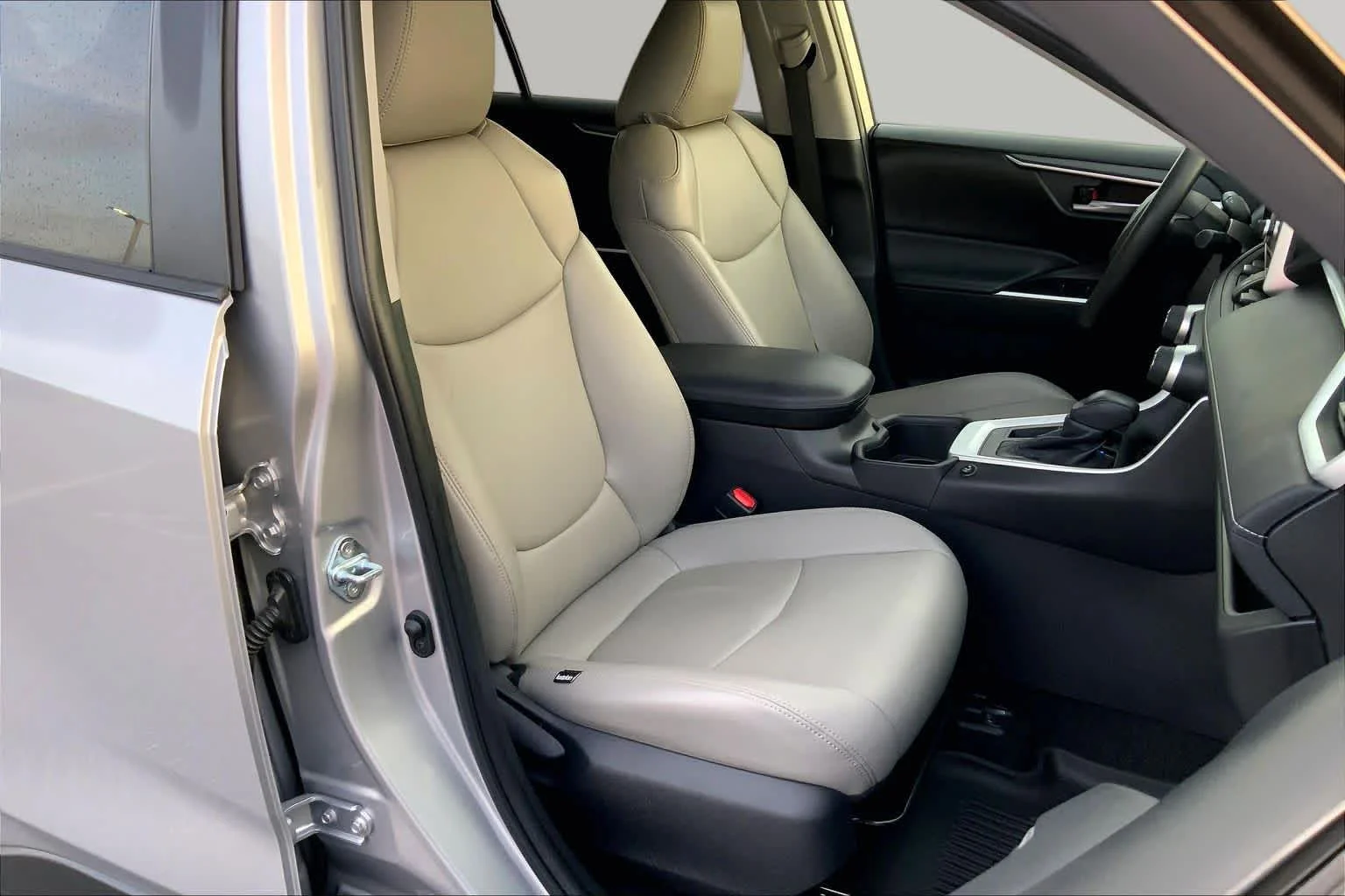 Used 2023 Silver Sky Metallic Toyota XLE image 9