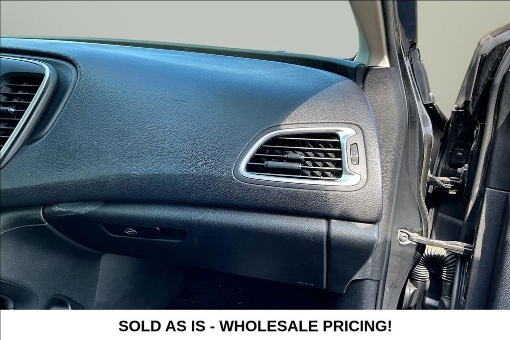 Used 2015  Chrysler Limited image 24