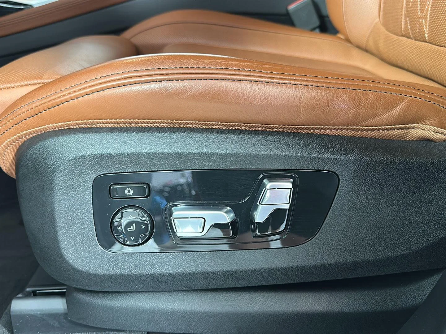 Used 2024 Mineral White Metallic BMW xDrive40i image 9