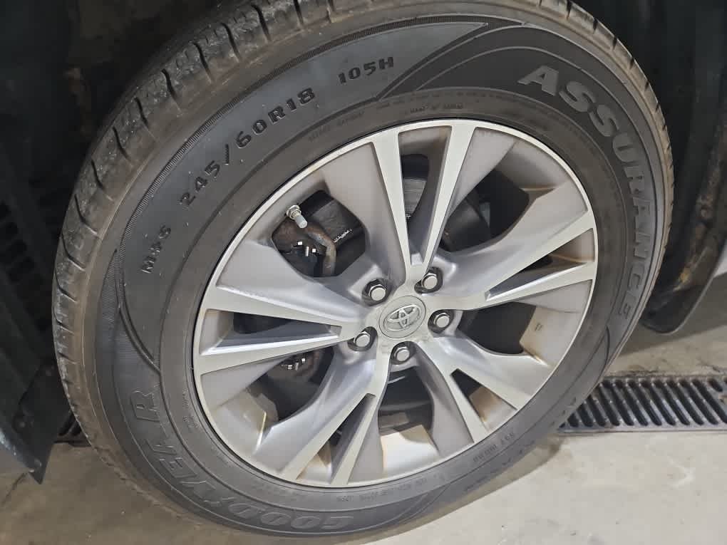 Used 2015 Silver Sky Metallic Toyota XLE image 10