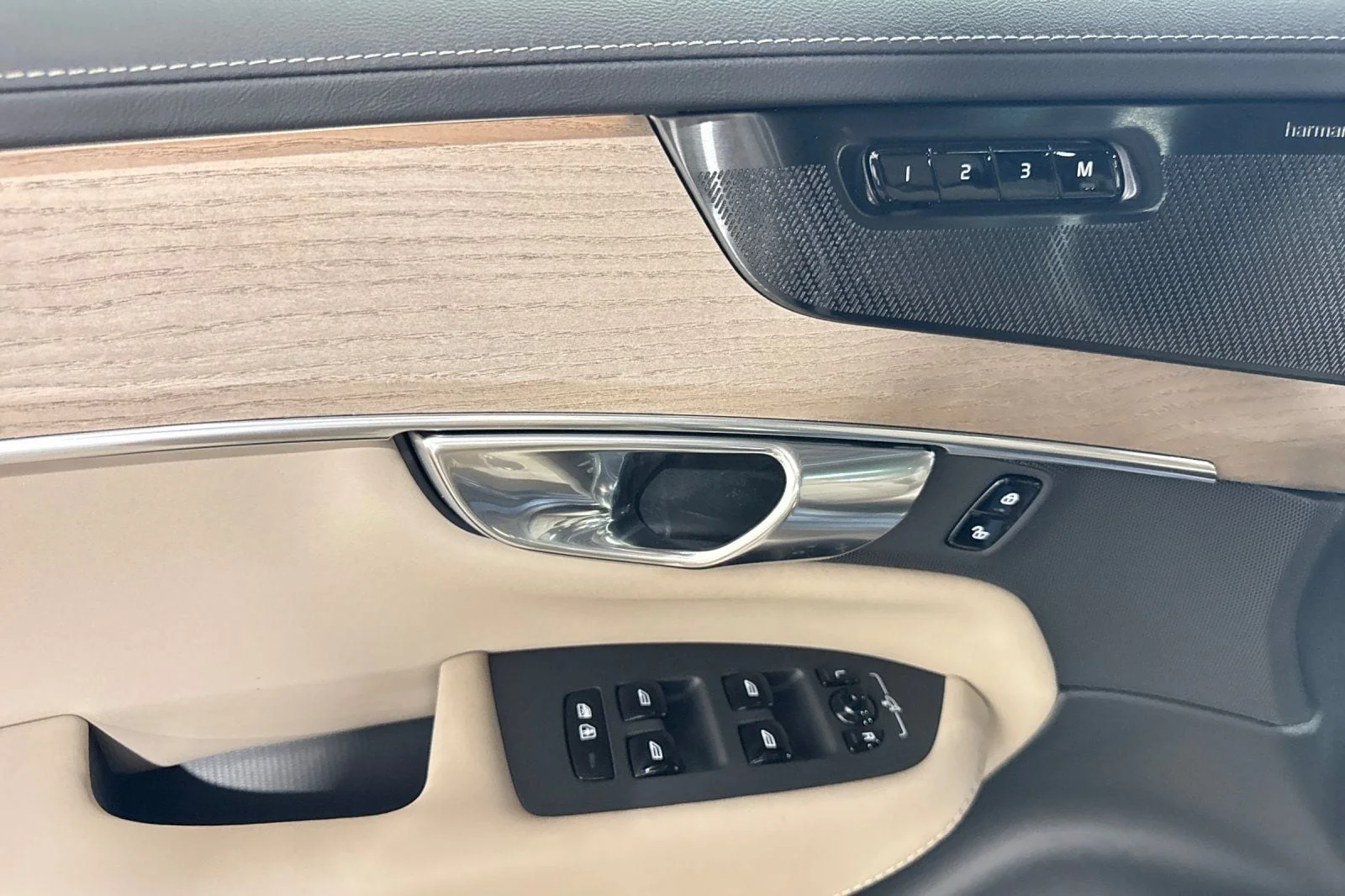 New 2026 Denim Blue Volvo T8 Plus 7-Seater image 14