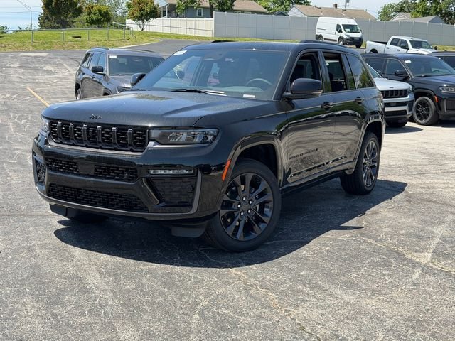 New 2026 Diamond Black Crystal Pearl-Coat Exterior Paint Jeep Limited Reserve image 2