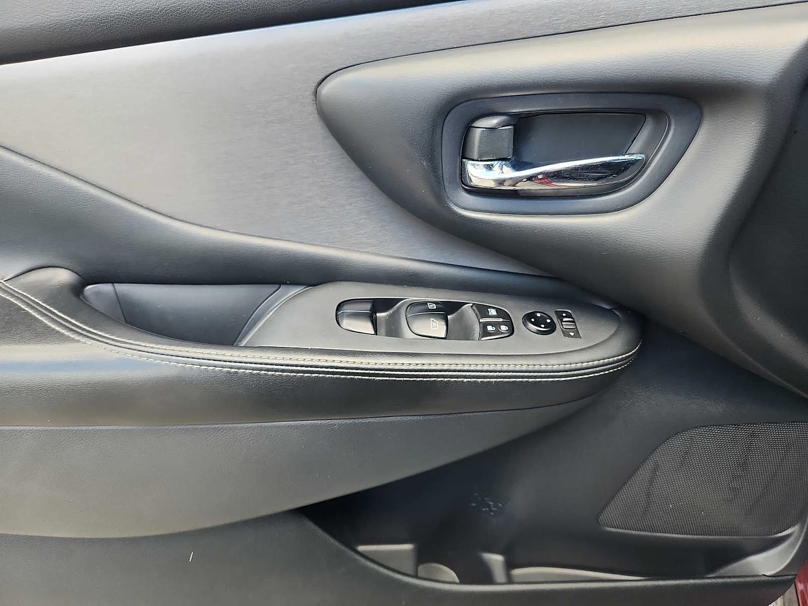 Used 2020 Red Nissan SV Intelligent AWD image 13