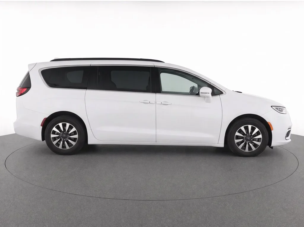 Used 2022 White Chrysler Touring L image 8