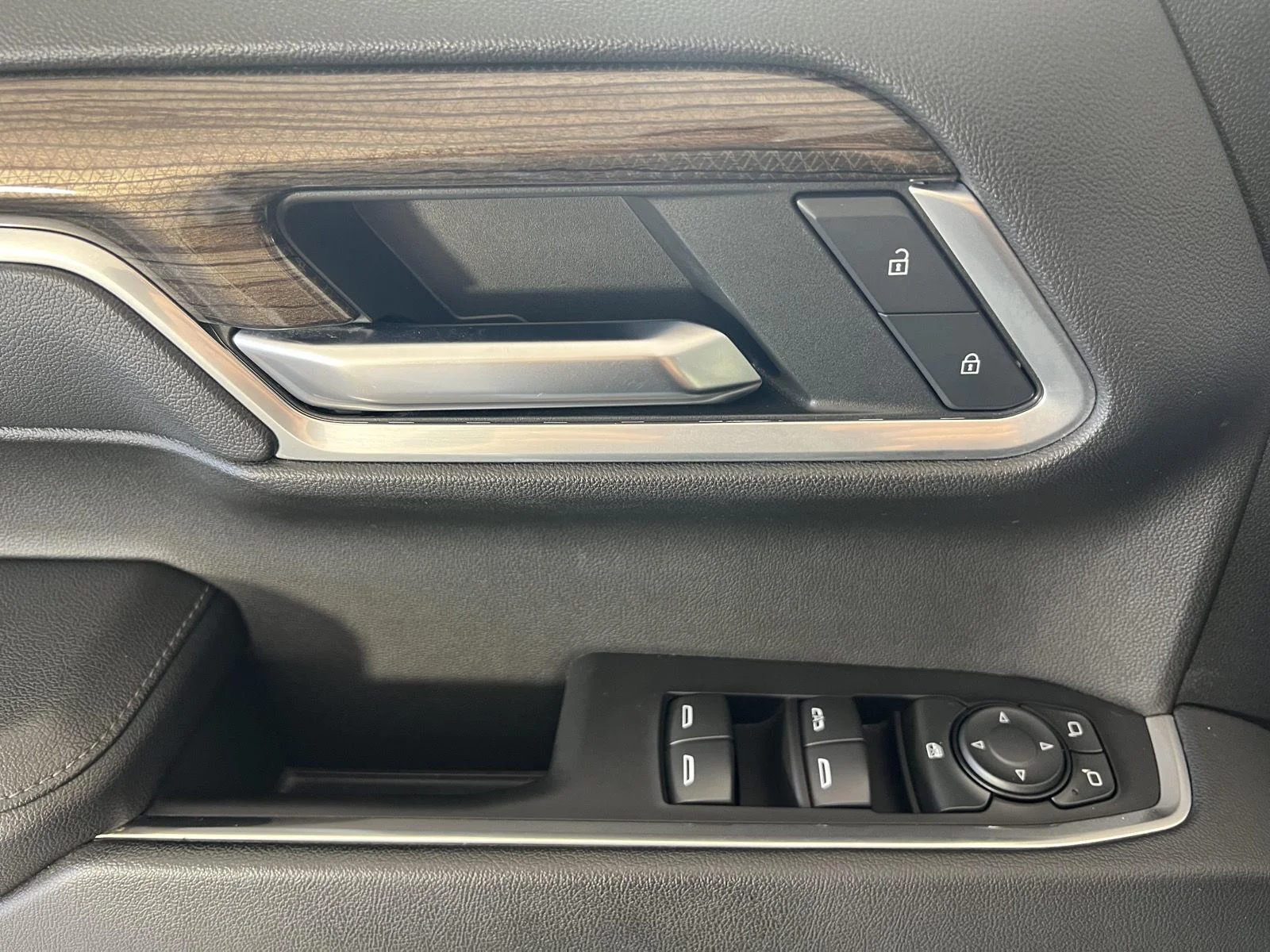 Used 2022 SILVER ICE METALLIC Chevrolet RST image 9