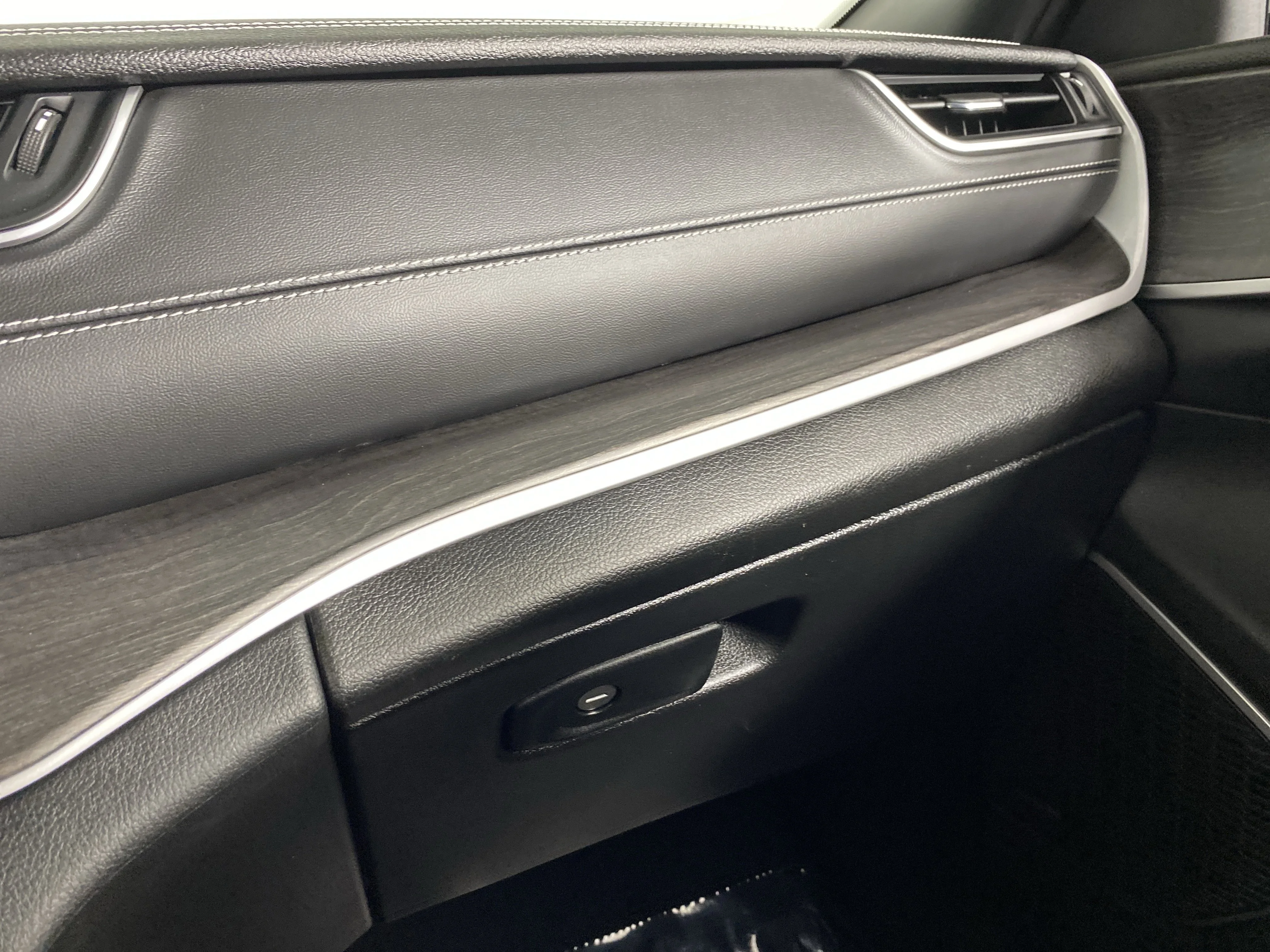 Used 2024 Diamond Black Crystal Pearlcoat Jeep Limited image 32