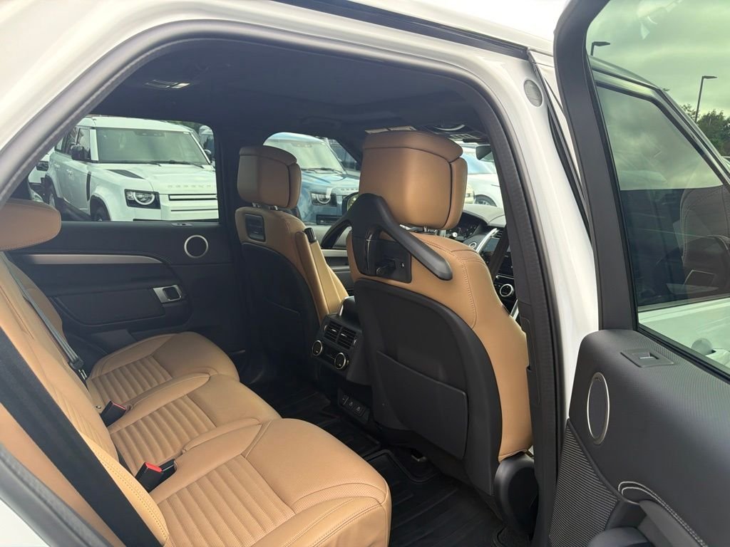 Used 2024 White Land Rover Dynamic SE image 10