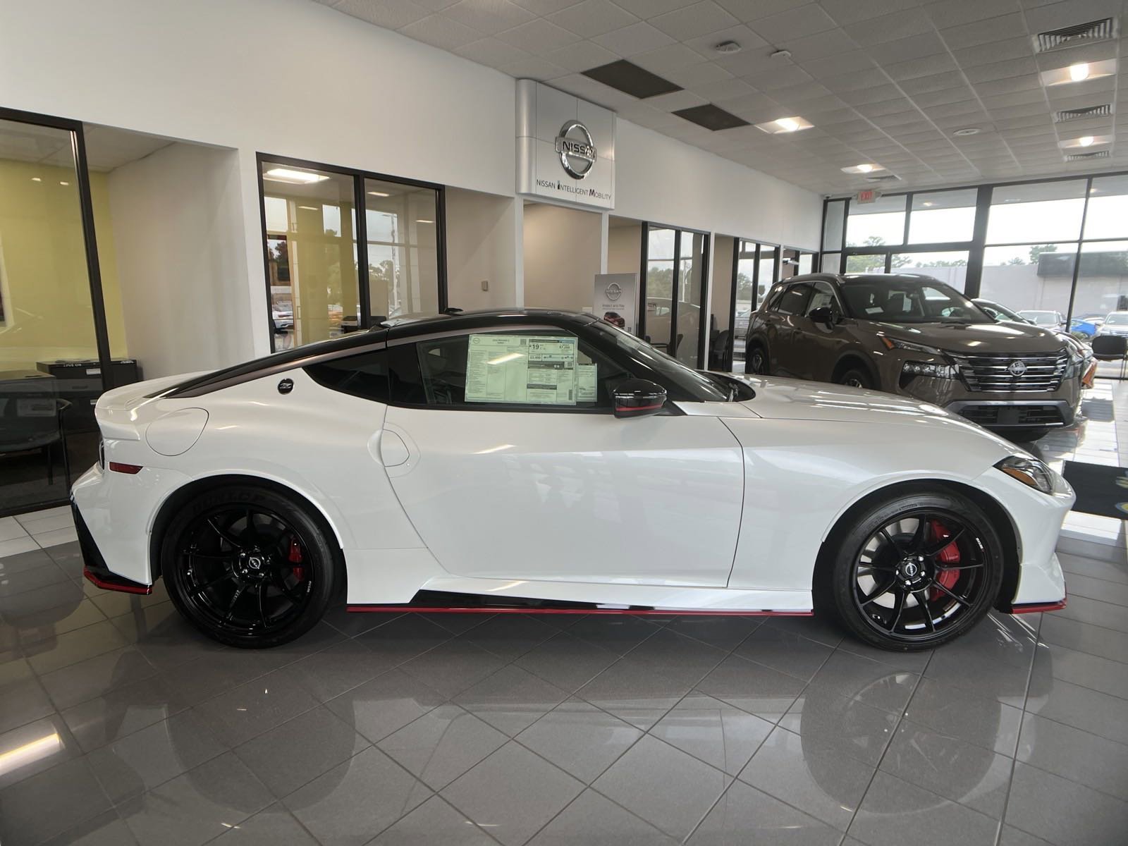 New 2024 Two-tone Everest White TriCoat / Super Black Nissan NISMO® image 8