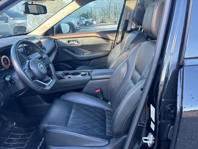 Used 2021 Black Nissan Platinum image 9