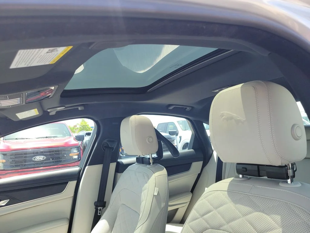 Used 2022 Silver Jaguar SE image 20