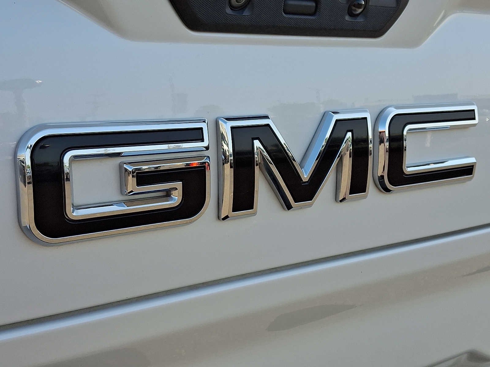Used 2020 White Frost Tricoat GMC Denali image 37