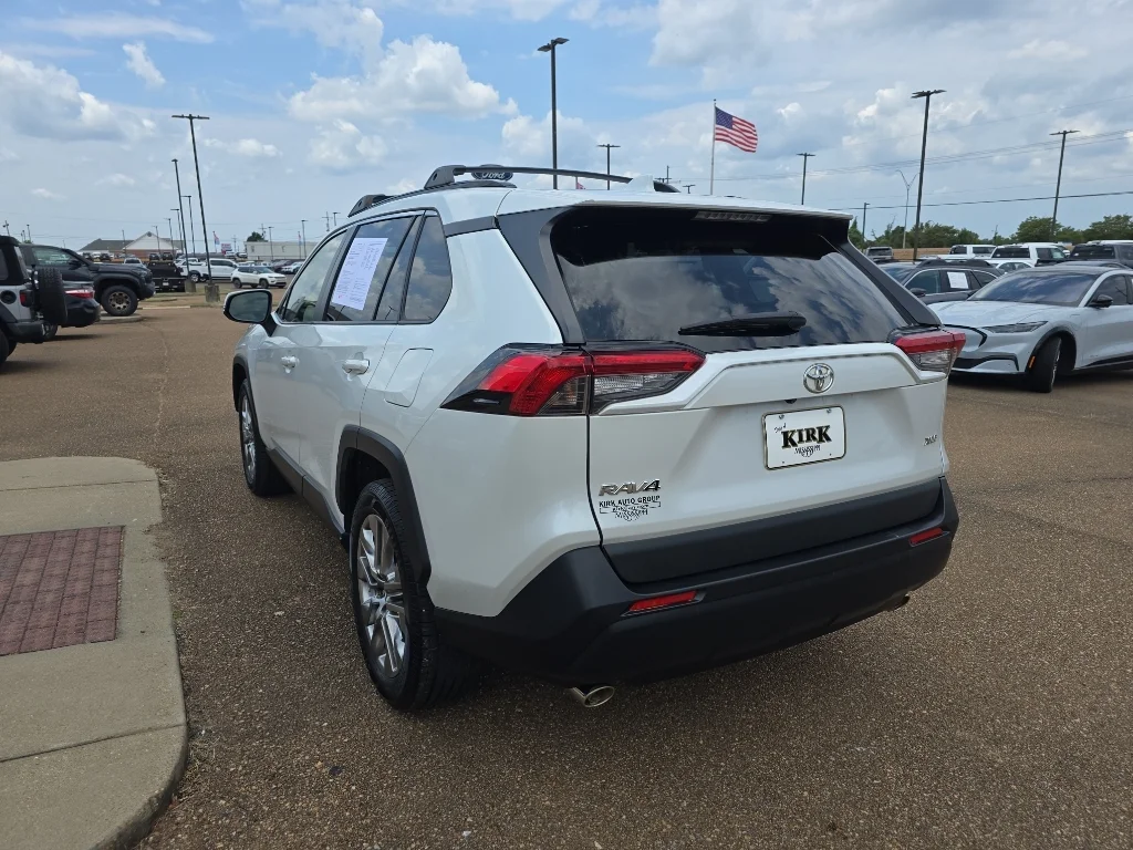 Used 2023 Wind Chill Pearl Toyota XLE Premium image 3