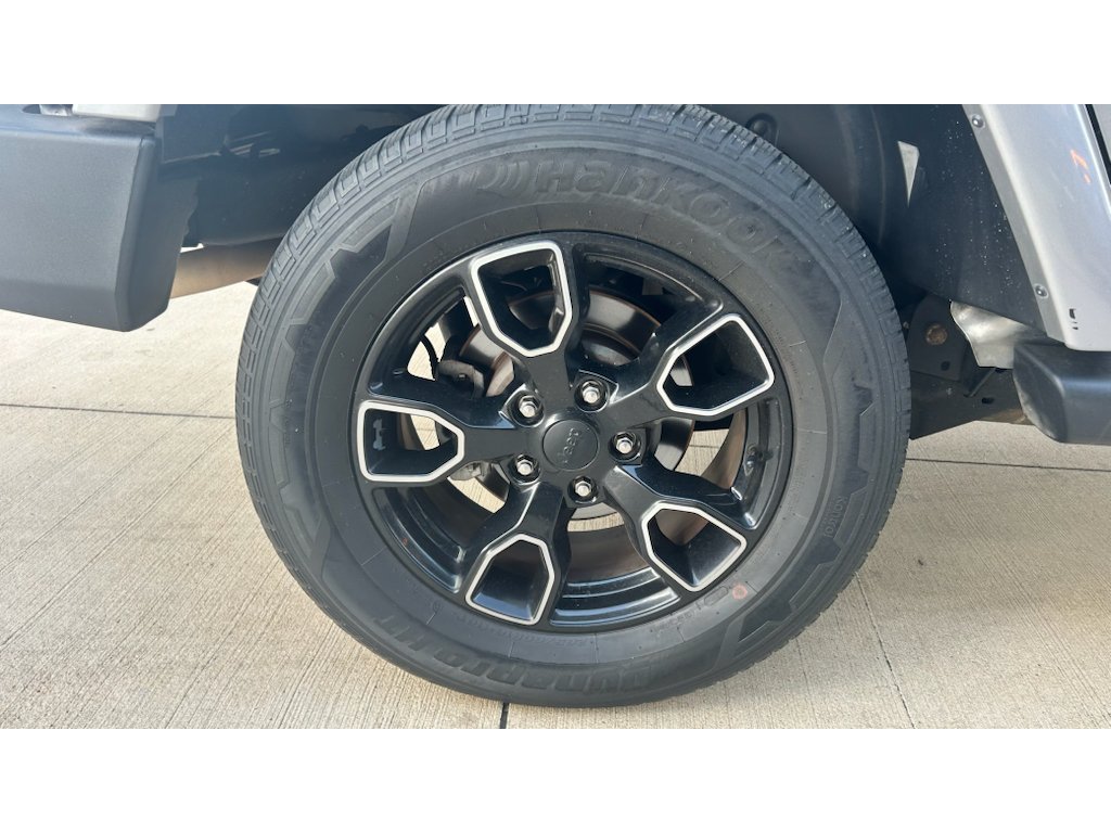 Used 2017 Silver Jeep Unlimited Sahara image 11