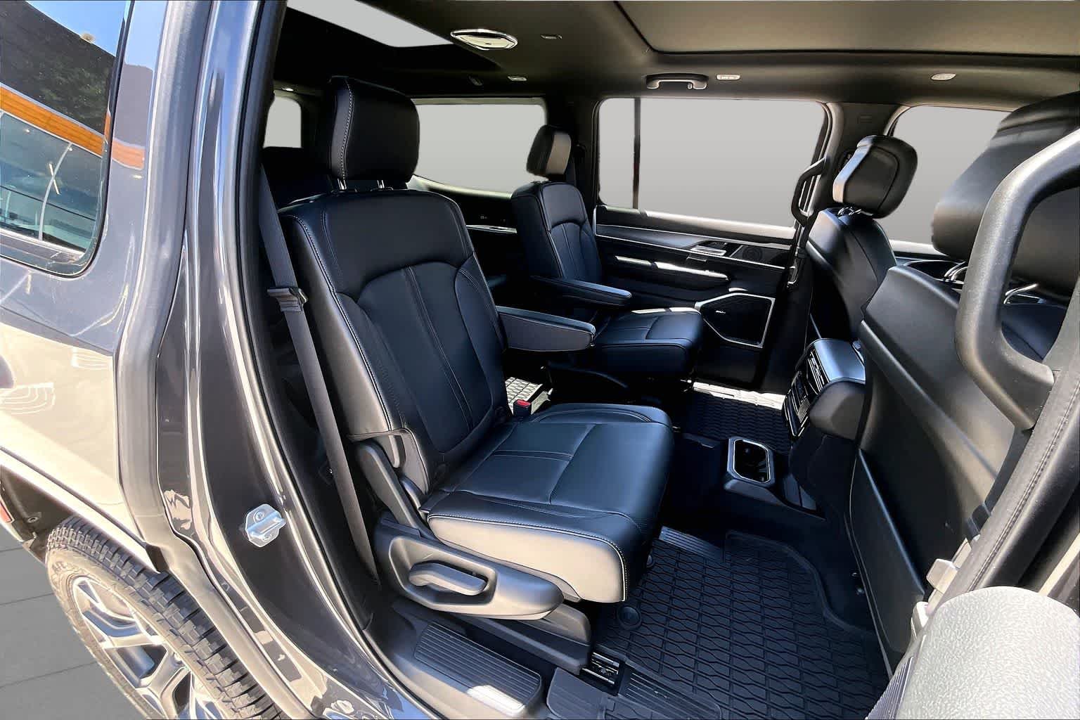 New 2026 Baltic-Gray Metallic Clear-Coat Exterior Paint Jeep Upland image 22