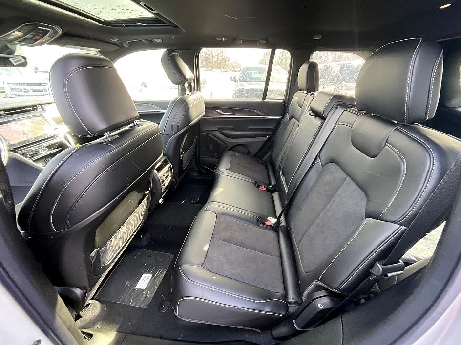 New 2026 Silver Zynith Exterior Paint Jeep Laredo Altitude image 30