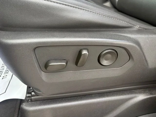 Used 2025 White Chevrolet LT image 27