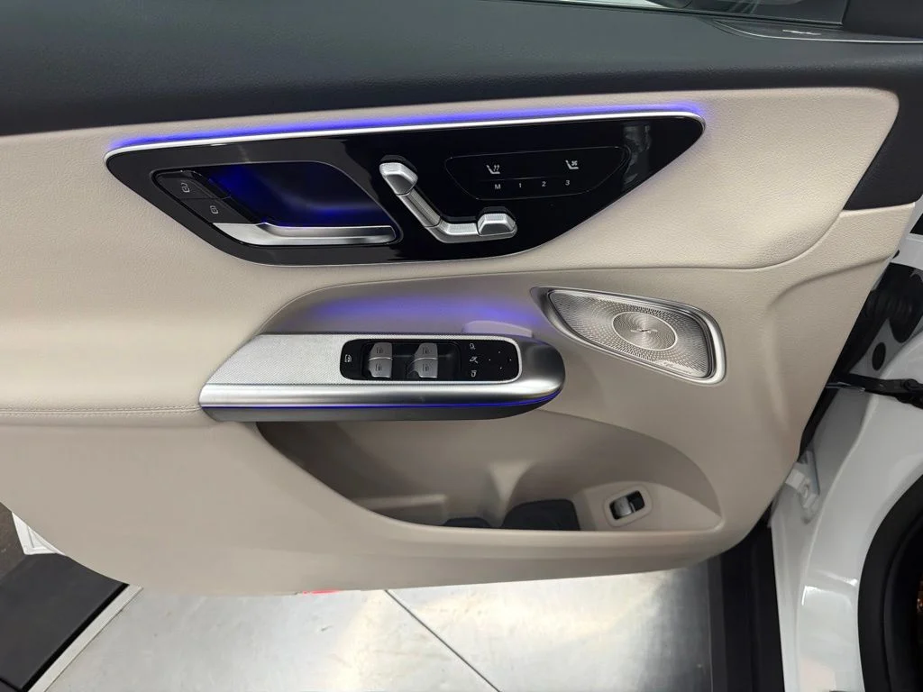New 2027 White Mercedes-Benz GLC 300 image 16