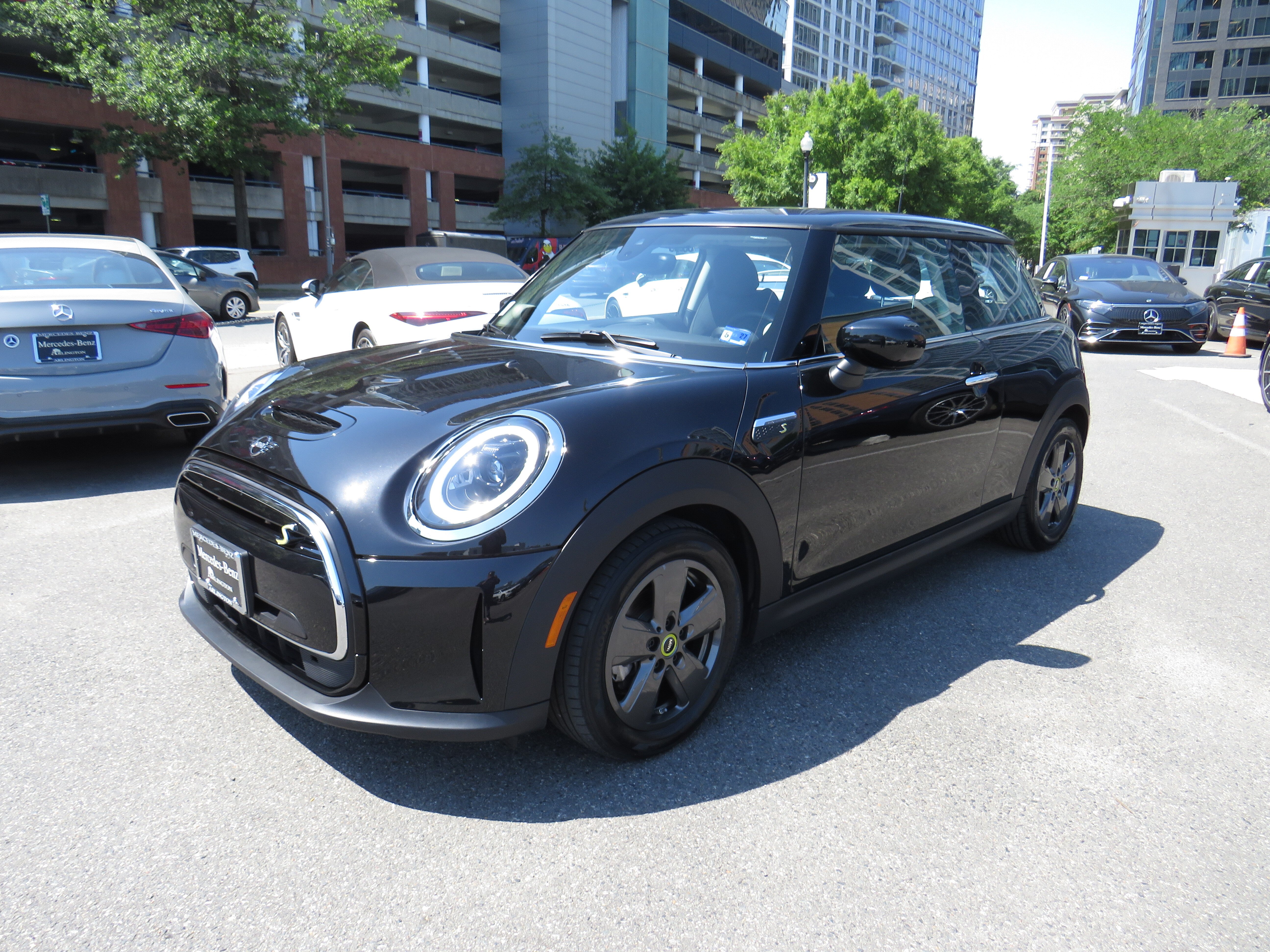2023 MINI Hardtop Cooper SE Signature's photo