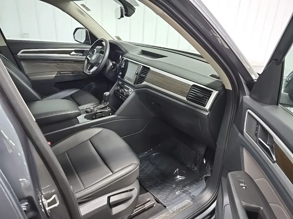 Used 2022 Gray Volkswagen 3.6L V6 SE w/Technology image 16