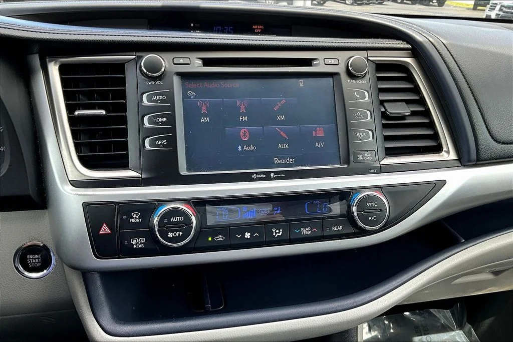 Used 2015 Predawn Gray Mica Toyota XLE V6 image 17