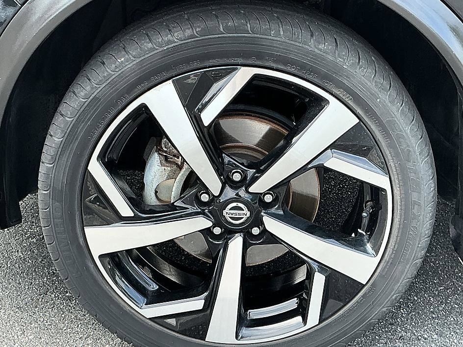 Used 2021 Magnetic Black Pearl Nissan SL image 7