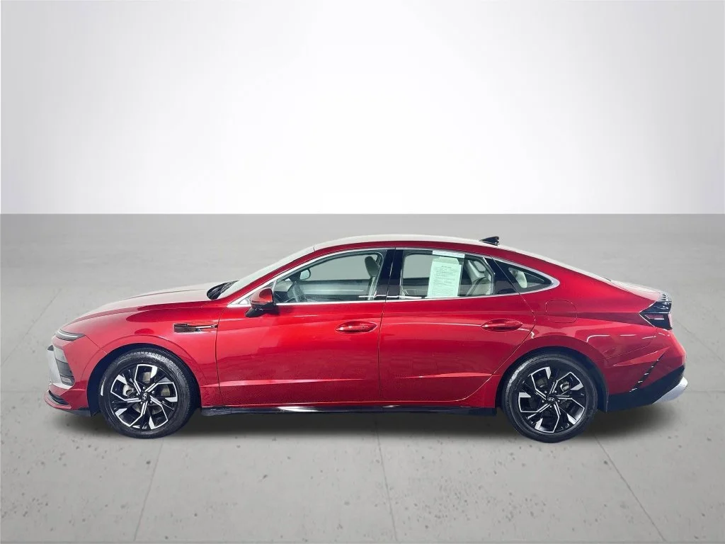 Used 2025 Red Hyundai SEL image 9